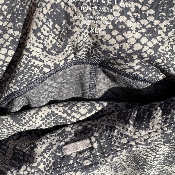 Xl Athleta snakeskin print, 7/8 length leggings w 2 small side pockets. EUC - Picture 6 of 11